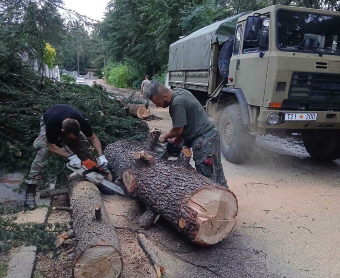 (ФОТО) Армијата се вклучи во расчистувањето на последиците од невремето во Скопје