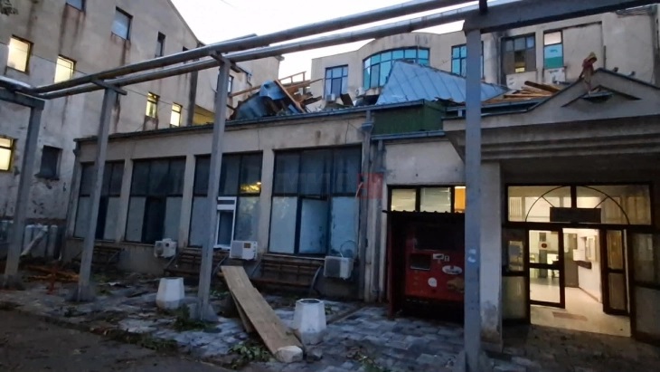 Силниот ветар однесе дел од кровната конструкција на штипската Клиничка болница