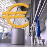ЕЦБ очекува забавување на растот на платите и цените