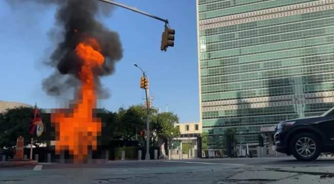 ТИБЕТАНЕЦ ПОЧИНА ОТКАКО СЕ САМОЗАПАЛИ ПРЕД ОБЕДИНЕТИТЕ НАЦИИ ВО ЊУЈОРК