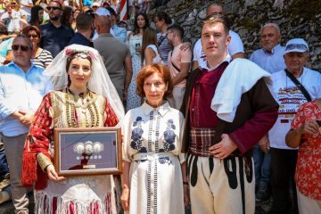 ГАЛИЧНИК ВЧЕРА ОДЕКНУВАШЕ ОД ЗУРЛИ И ТАПАНИ: Александар и Мартина ја крунисаа љубовта според вековните свадбени обичаи