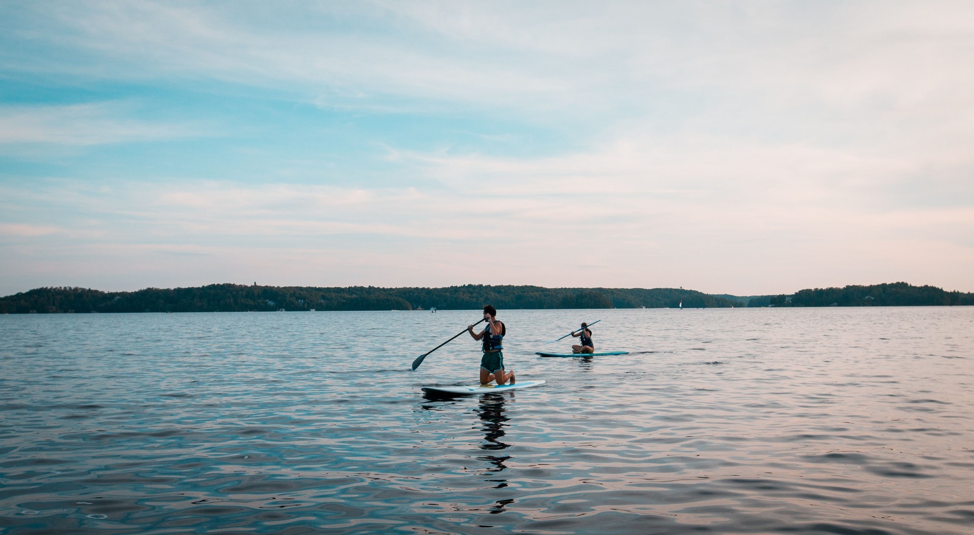 Две тинејџерки во Охрид со „СУП“ даски биле однесени од ветерот, ги спасувала полиција
