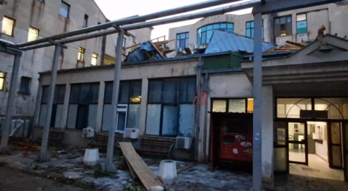 Силниот ветар однесе дел од кровната конструкција на штипската Клиничка болница, штети од невремето има по домови