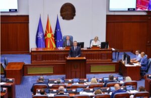 Мицкоски им се извини на пратениците за хаосот во Собранието, СДСМ му прача да и се извини на јавноста