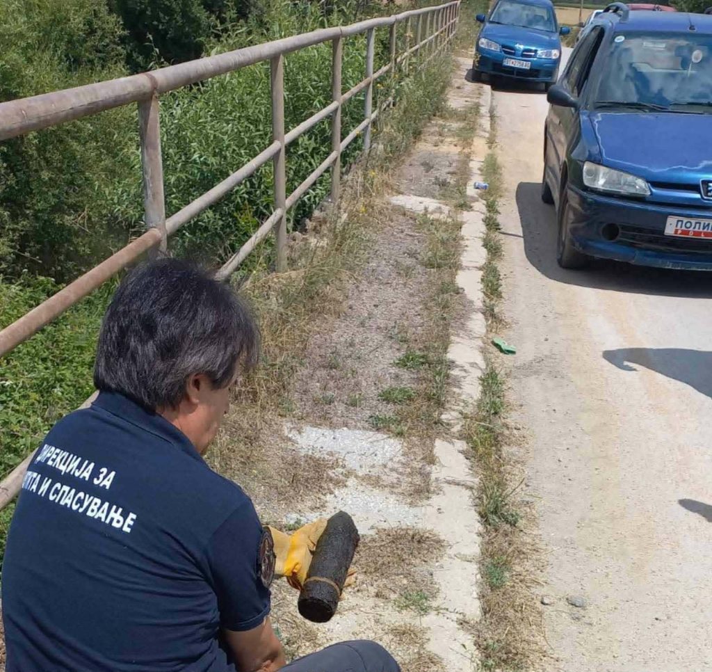 Неексплодирана граната извлечена од под вода во Црна Река кај село Радобор