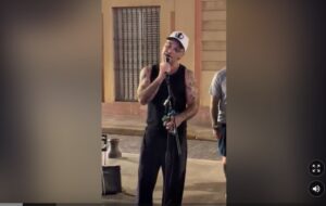 (ВИДЕО+ФОТО) Роби Вилијамс ги изненадил минувачите во Севиља: Му се придружил на уличен пејач во изведбата на неговиот голем хит