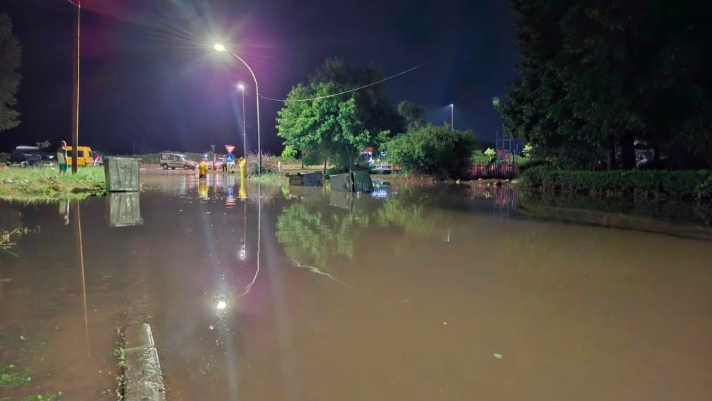 Поплавени куќи и дворови во Битола по обилните врнежи од дожд