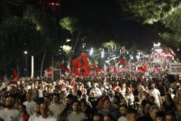 Во Тирана синоќа се одржа историски најмасовен протест, демонстрантите донесоа бетонска торта за роденденот на Рама