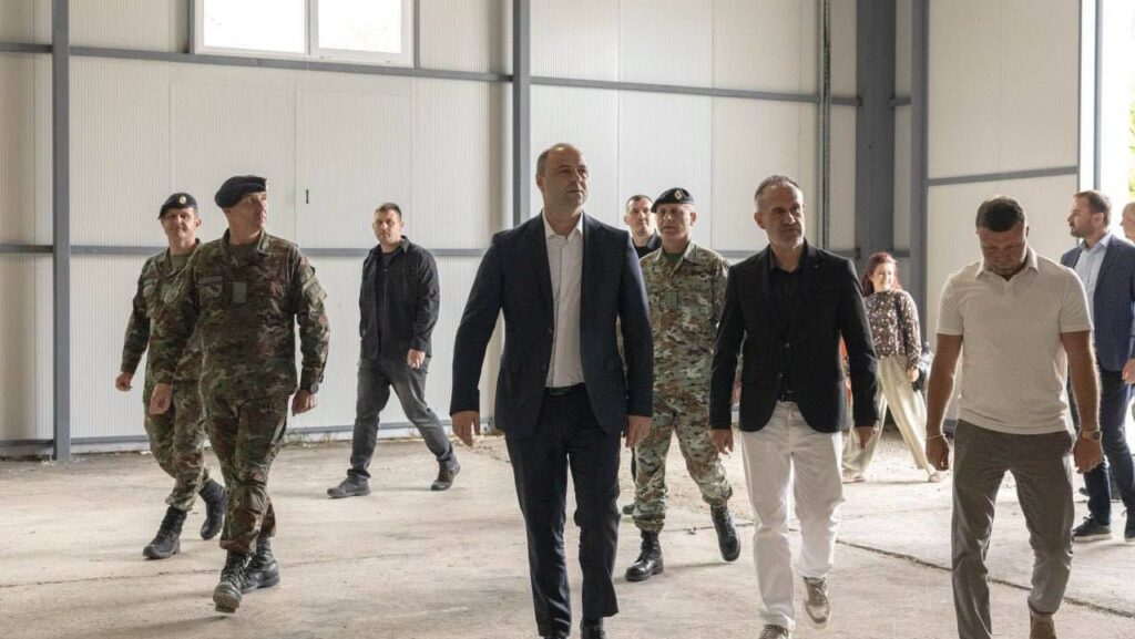 Продолжува опремувањето на македонските касарни, во прилепската – изграден воен хангар во вредност од 10,5 милиони денари –