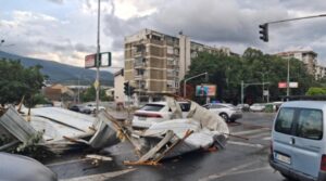 (ФОТО) Невреме во Скопје – летнати покриви, откорнати дрвја, оштетени автомобили