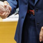 Како ЕУ истовремено ја санкционира и ја финансира Русија