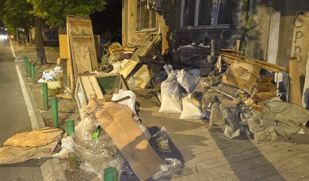 На две места во Аеродром и на „Рузвелтова“, казнети граѓани што вечерва исфрлале шут покрај зграда