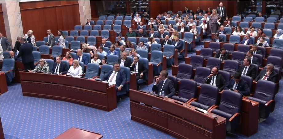 Пратениците на СДСМ, ДУИ и Алијанса за Албанците ја напуштија седницата откако не добија извинување од Стоилковиќ