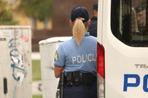 Полицајка на должност прободена во градите – заврши во болница