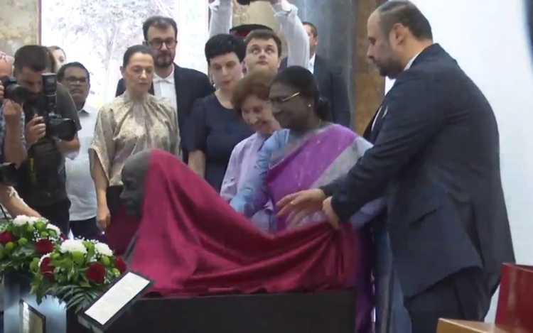 Откриена спомен биста на Махатма Ганди во Скопје, траен симбол на вредностите што ги обединуваат двата народа