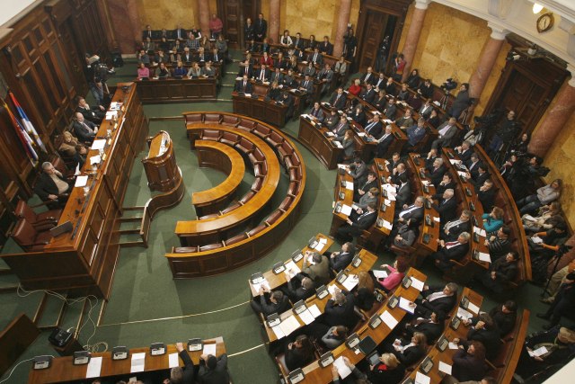 Владата на Србија го „преживеа“ гласањето за недоверба во Собранието
