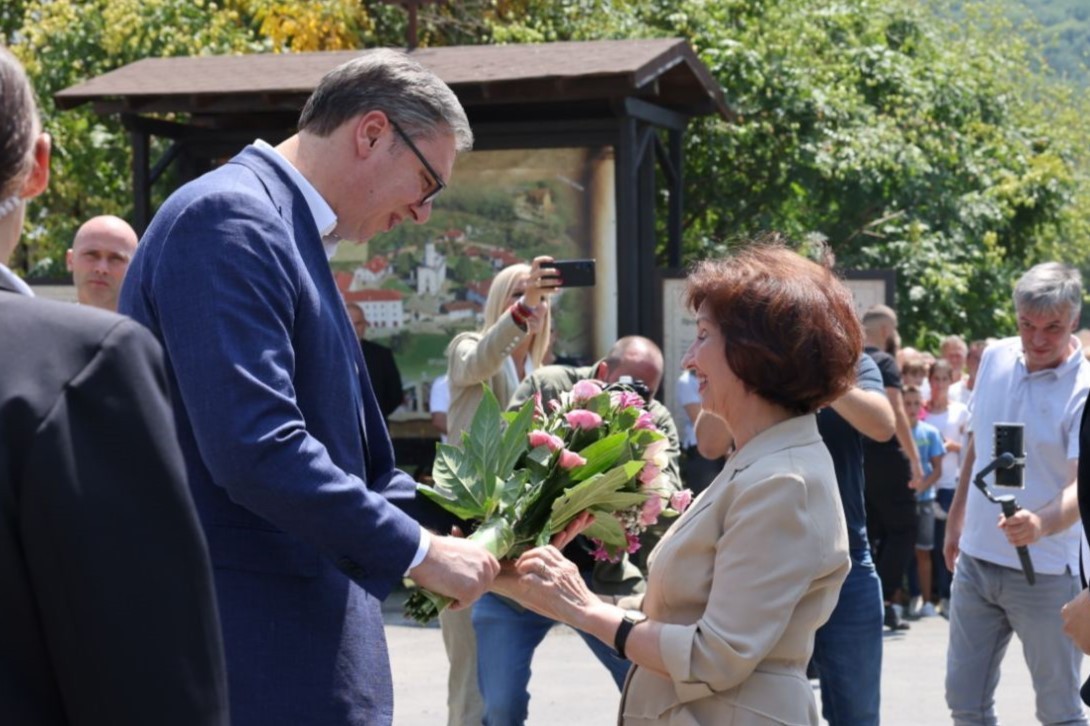 Сиљановска – Давкова разговараше со Вучиќ: Потврдени добрите односи меѓу Скопје и Белград
