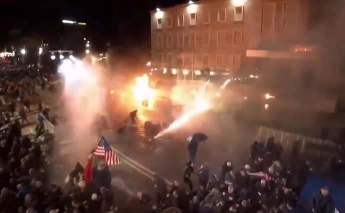РАМА СПУШТА РАМПА ЗА ПРОТЕСТИТЕ: Властите им забраниле влез во Албанија на десетици Албанци од Македонија