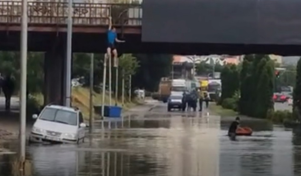 (ВИДЕО) Некој со автомобил, некој со чамец – како скопјани се снаоѓаат низ поплавените подвозници