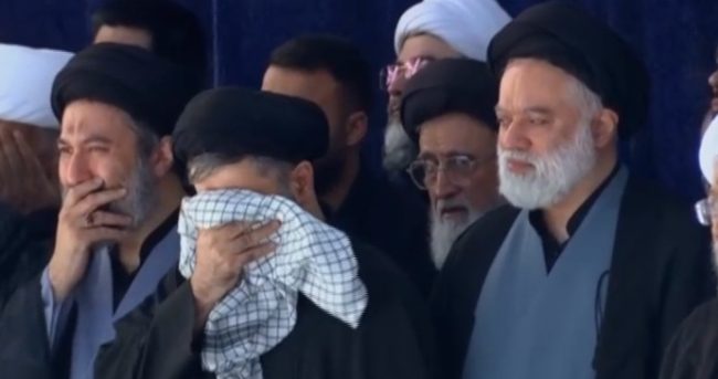ТРОЈЦА СИНОВИ НА АЛИ ХАМНЕИ СЕ ПОЈАВИЈА НА НЕГОВИОТ ПОГРЕБ, НО ГО НЕМА НОВИОТ ВРХОВЕН ВОДАЧ