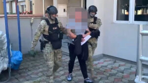 Полициските службеници им го „расчистуваа“ патот на шверцерите на луѓе