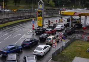 Русија имa проблем со недостиг на гориво – на луѓето им се советува да работат од дома
