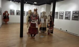 Изложба во македонскиот КИЦ во Загреб за 60 години постоење на Меѓународната смотра на фолклорот