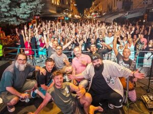 По 32 години, Суперхикс имаат уште само четири градови во кои никогаш не свиреле – Пеце бара помош за да ја завршат мисијата