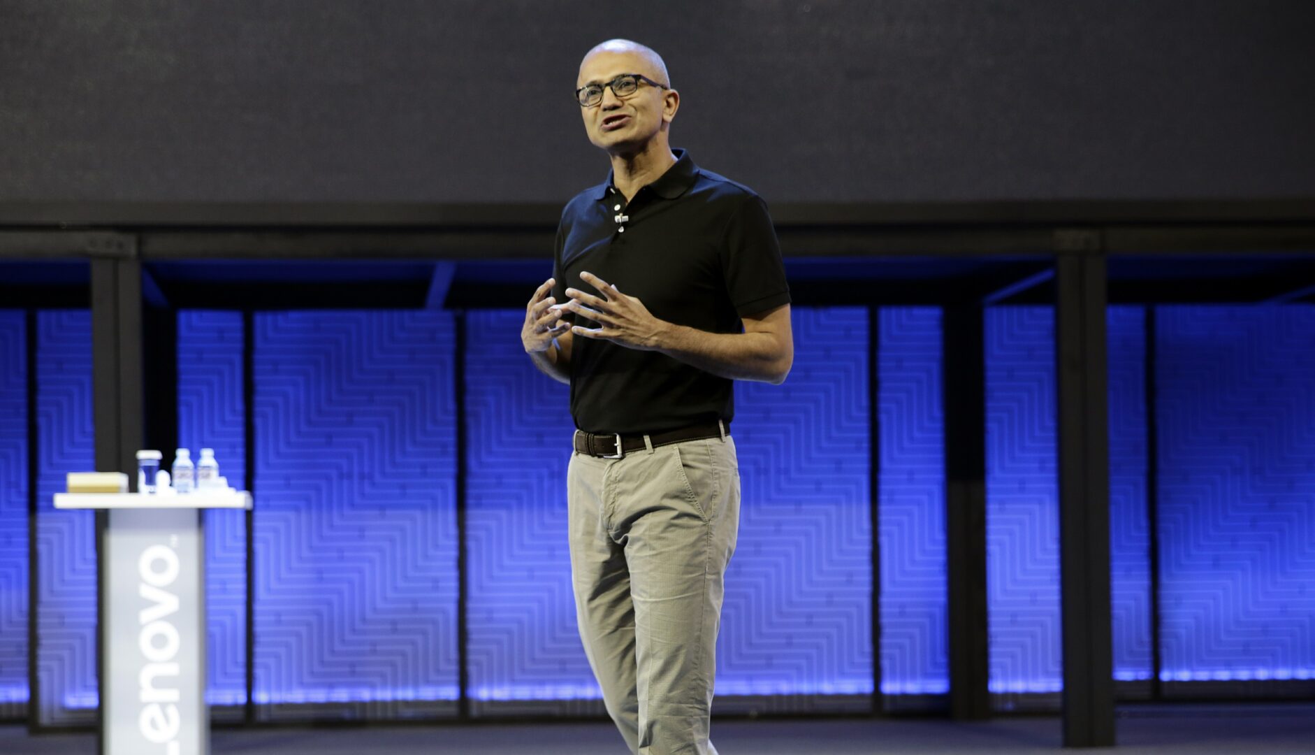 Шефот на Microsoft бесен на колегите: „Не можете туку така да им кажете на луѓето дека остануваат без работа“