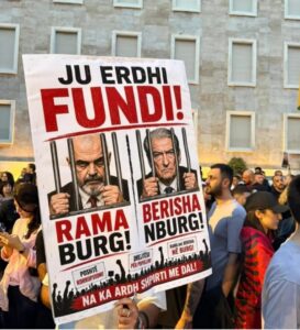 ВИДЕО: Најмасовен протест во Тирана, демонстрантите однесоа бетонска торта за Рама