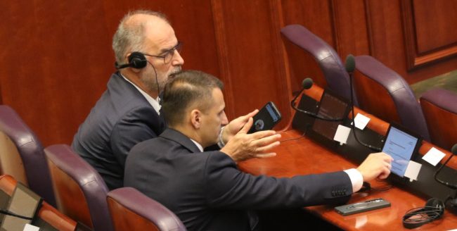 ИВАН СТОИЛКОВИЌ, ПРЕДЛОЖЕН ЗА МИНИСТЕР ЗА ЛОКАЛНА САМОУПРАВА, ГИ НАВРЕДУВАЛ И ПЦУЕЛ ПРАТЕНИЦИТЕ НА СЕДНИЦАТА ЗА РЕКОНСТРУКЦИЈА НА ВЛАДАТА