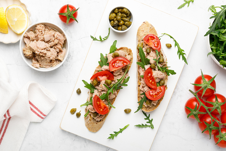 РУЧЕК ЗА ДЕНЕС: Вкусни и крцкави брускети со EVA туна салата Далматина