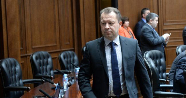 ЕКСДИРЕКТОРОТ НА СОЗР ПЕЦЕ МИРЧЕВСКИ ОБВИНЕТ ДЕКА СО СОПРУГАТА БЕСПЛАТНО КОРИСТЕЛЕ ВОЗИЛА ОД РЕНТ-А-КАР КОМПАНИЈА КОЈА ДОБИВАЛА ВЛАДИНИ ДОГОВОРИ
