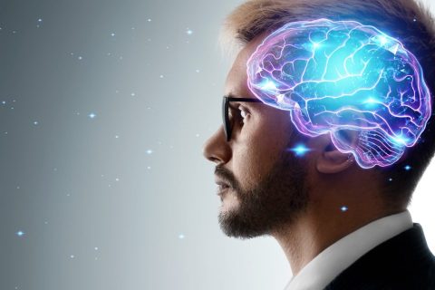 Како „Тикток“ и „Фејсбук“ го менуваат мозокот?