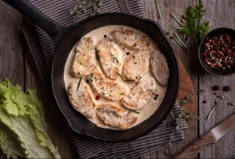 Печено пилешко со кремаст сос: Брз летен ручек полн со вкус