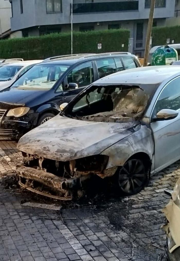 ИЗГОРЕ ПАСАТ ВО СКОПЈЕ: Автомобилот бил на судијата Ѓоко Ристов, кој е обвинет за заѕиданите 350.000 евра во куќа на родителите