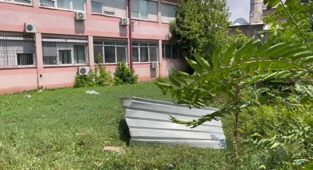 Ветерот од 130 километри на час имал јачина на урaган – регистрирани над 300 штети во главниот град