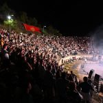 ВЛАТКО МИЛАДИНОСКИ ЈА ОСВОИ БИТОЛА: НАД 2.500 ЛУЃЕ НА МУЗИЧКИOT СПЕКТАКЛ ВО ХЕРАКЛЕЈА