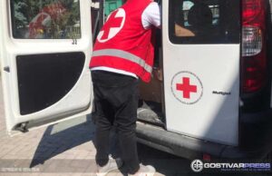 Без дозвола управувал возило на Црвен крст и удрил во паркирани автомобили во Гостивар