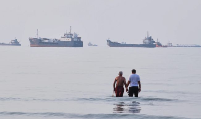 ИРАН ПОГОДИ ТАНКЕРИ ВО ОРМУСКИОТ ТЕСНЕЦ, САД ИЗВРШИЈА НАПАДИ ТРЕТА НОЌ ПО РЕД
