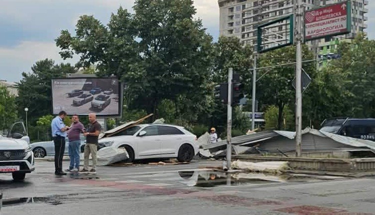 ПОКРИВ ПАДНА ВРЗ ВОЗИЛО: Еве што направи невремето во Скопје