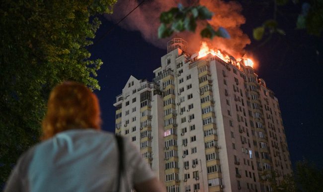 ДЕН НА ЖАЛОСТ ВО КИЕВ ПО РУСКИОТ НАПАД СО НАЈМАЛКУ 17 ЗАГИНАТИ, РУСИЈА ЛАНСИРАЛА 74 РАКЕТИ И 496 ДРОНОВИ
