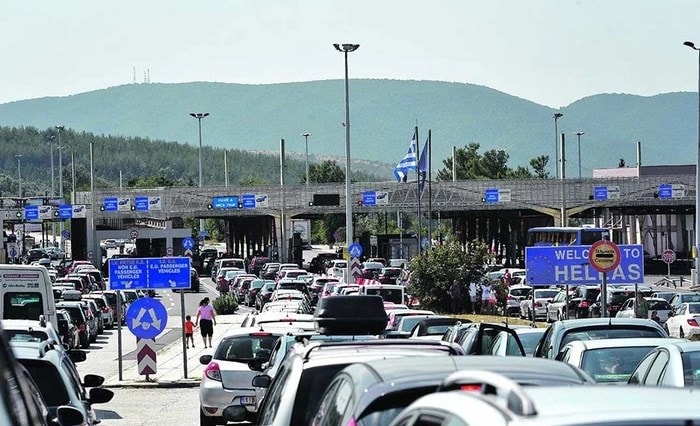 НОВ УДАР ЗА ТУРИСТИТЕ: Грчките цариници го забавија сообраќајот на сите три гранични премини