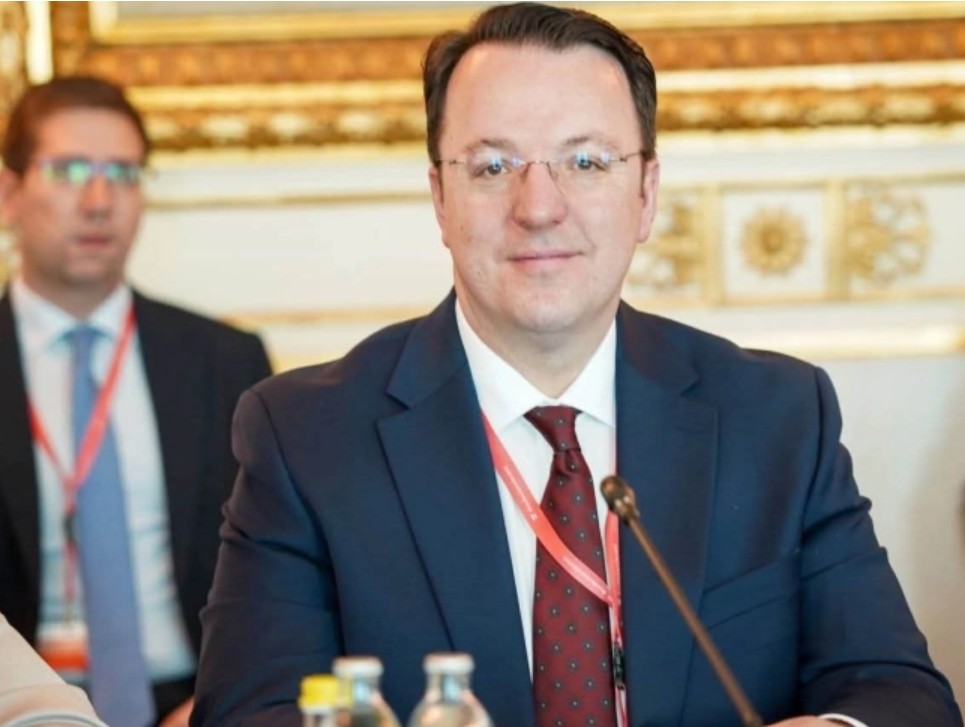 Николоски: Убаво е да зборуваме за брза пруга, автопати, експресни патишта и аеродроми, но прво луѓето кога ќе излезат од дома гледаат дали газат во кал