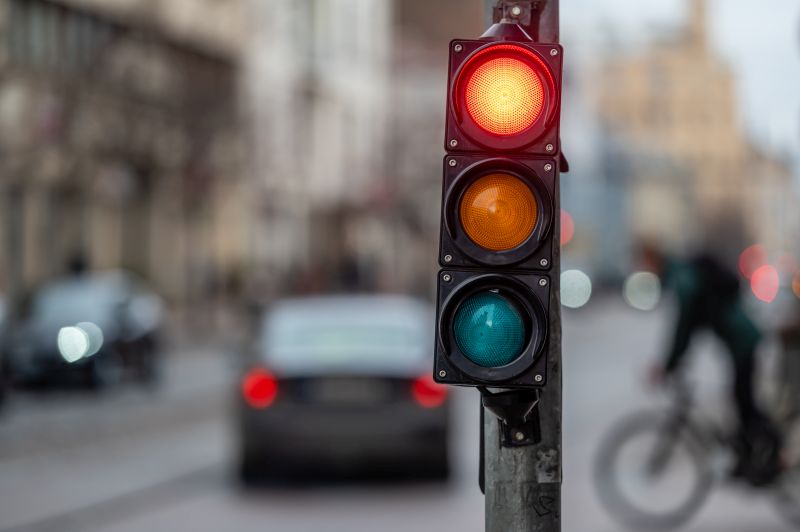 Научници предлагаат да се додаде бело светло на семафорите за автономните возила  - со сообраќајот ќе управуваат алгоритми