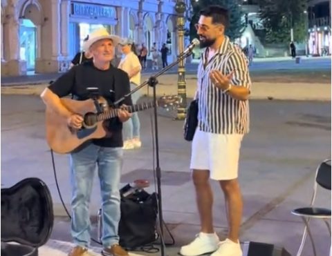 Ѓоко Јовиќ тргна на прошетка, а заврши со микрофонот в рака како „улична ѕвезда“ среде скопскиот плоштад (ВИДЕО)