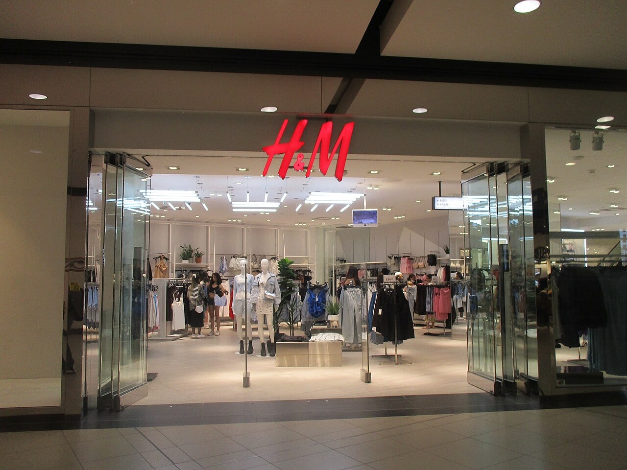 ДИГИТАЛНИОТ ШОПИНГ ИМ ГИ РАЗНИША ТЕМЕЛИТЕ: Брендот H&M затвори 136 продавници за шест месеци, укина еден од своите брендови