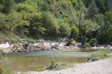 ИЗБЕГНАТА ГОЛЕМА ТРАГЕДИЈА НА ТРЕСКА: Три момчиња ги повлекла надојдената вода, сите се спасени