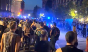 (ВИДЕО) ВОЗИЛО ВЛЕТА МЕЃУ УЧЕСНИЦИТЕ НА ПАРАДАТА НА ГОРДОСТА ВО БЕРЛИН: Настанот прекинат, повеќе лица се повредени