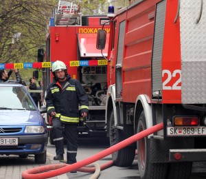 Се запали автомобил во движење, возачот се здоби со изгореници